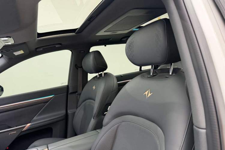Used Dongfeng eπ eπ008 2024 210Max Range-Extended Version 6 Seats Headliner