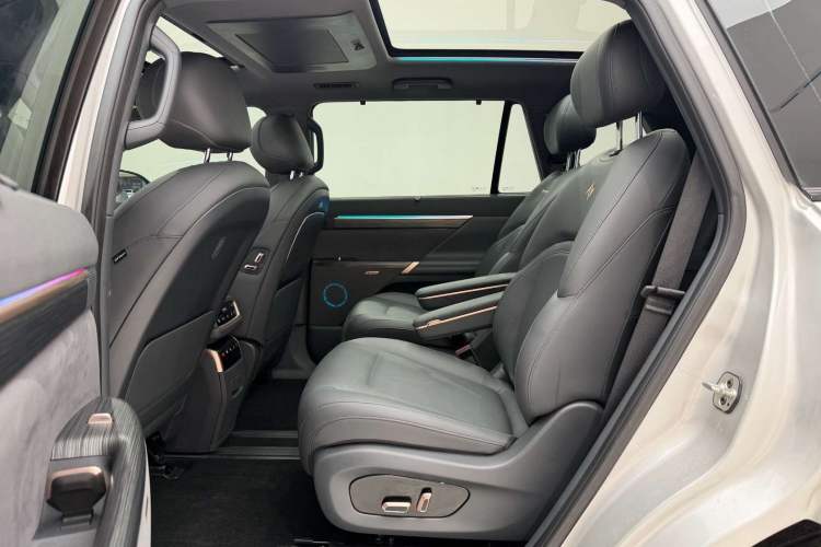 Used Dongfeng eπ eπ008 2024 210Max Range-Extended Version 6 Seats Interior 2
