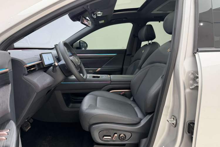 Used Dongfeng eπ eπ008 2024 210Max Range-Extended Version 6 Seats Interior 4