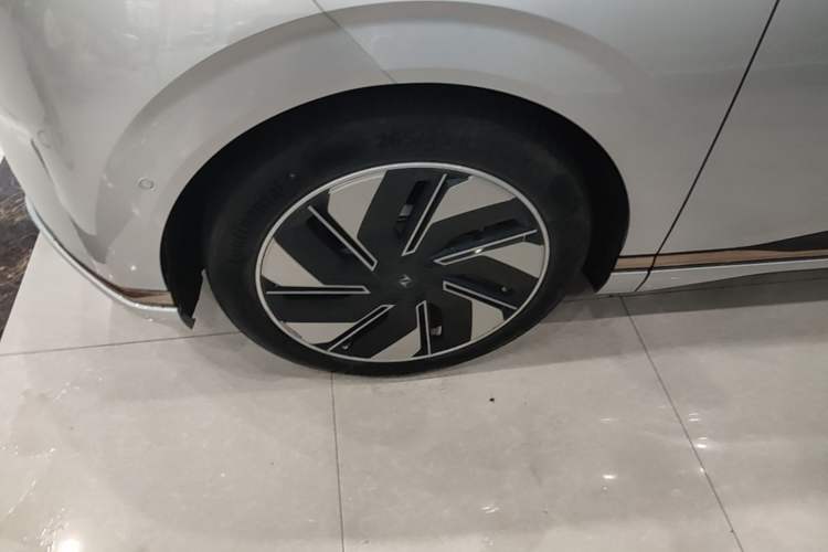 Used Dongfeng eπ eπ008 2024 210Max Range-Extended Version 6 Seats Left Front Wheel Hub