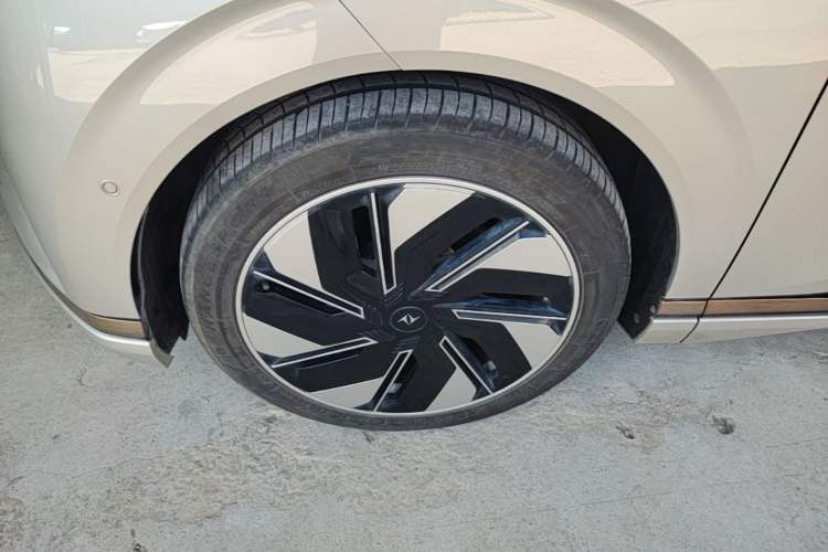Used Dongfeng eπ eπ008 2024 210Max Range-Extended Version 6 Seats Left Front Wheel Hub