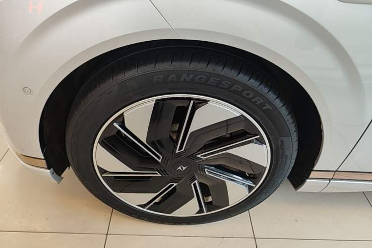 Used Dongfeng eπ eπ008 2024 210Max Range-Extended Version 6 Seats Left Front Wheel Hub
