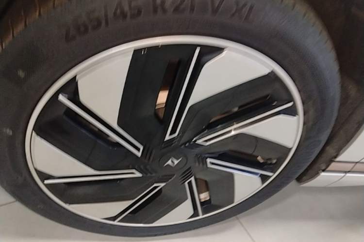 Used Dongfeng eπ eπ008 2024 210Max Range-Extended Version 6 Seats Left Front Wheel Hub