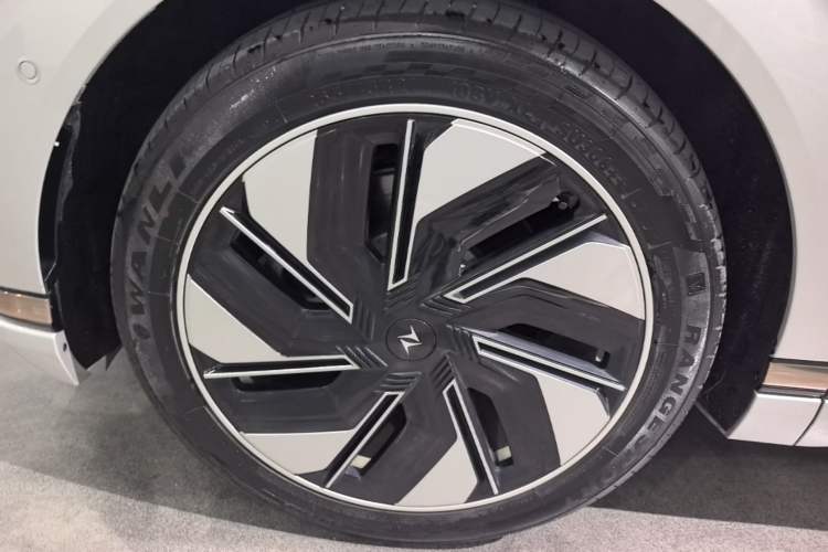 Used Dongfeng eπ eπ008 2024 210Max Range-Extended Version 6 Seats Left Front Wheel Hub