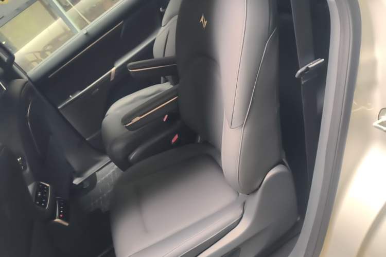 Used Dongfeng eπ eπ008 2024 210Max Range-Extended Version 6 Seats Left Rear Seat