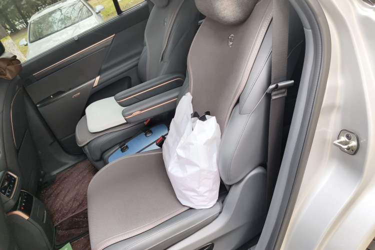 Used Dongfeng eπ eπ008 2024 210Max Range-Extended Version 6 Seats Left Rear Seat
