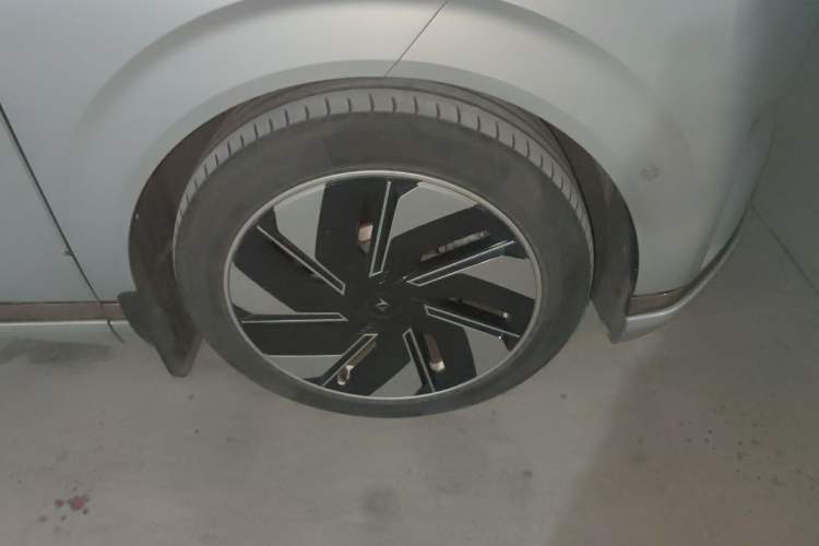 Used Dongfeng eπ eπ008 2024 210Max Range-Extended Version 6 Seats Right Front Wheel Hub