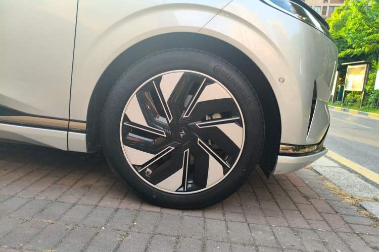 Used Dongfeng eπ eπ008 2024 210Max Range-Extended Version 6 Seats Right Front Wheel Hub