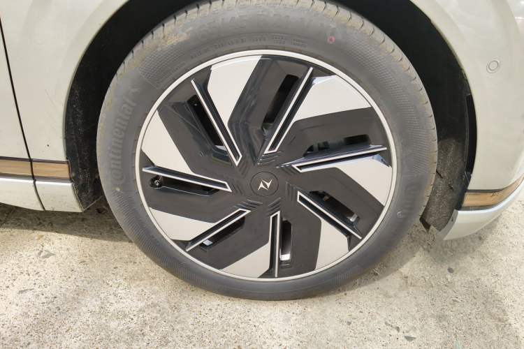 Used Dongfeng eπ eπ008 2024 210Max Range-Extended Version 6 Seats Right Front Wheel Hub