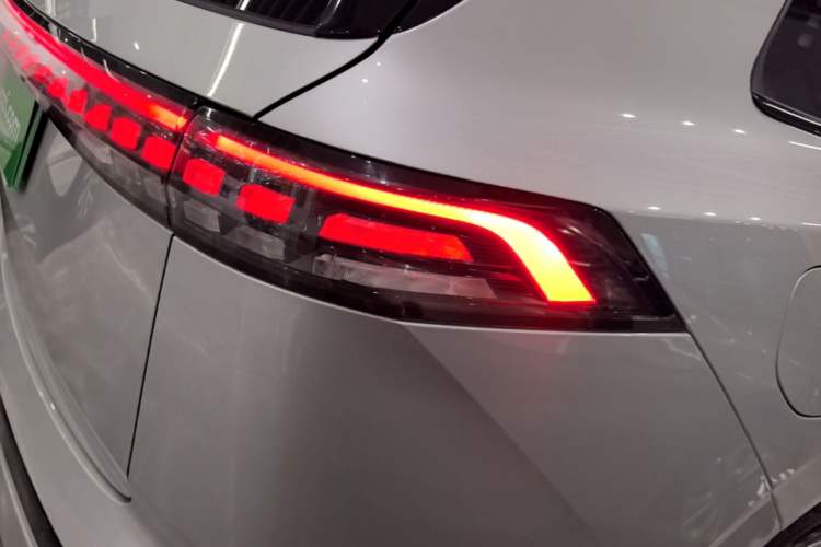 Used Dongfeng eπ eπ008 2024 210Max Range-Extended Version 6 Seats Right Rear Taillight