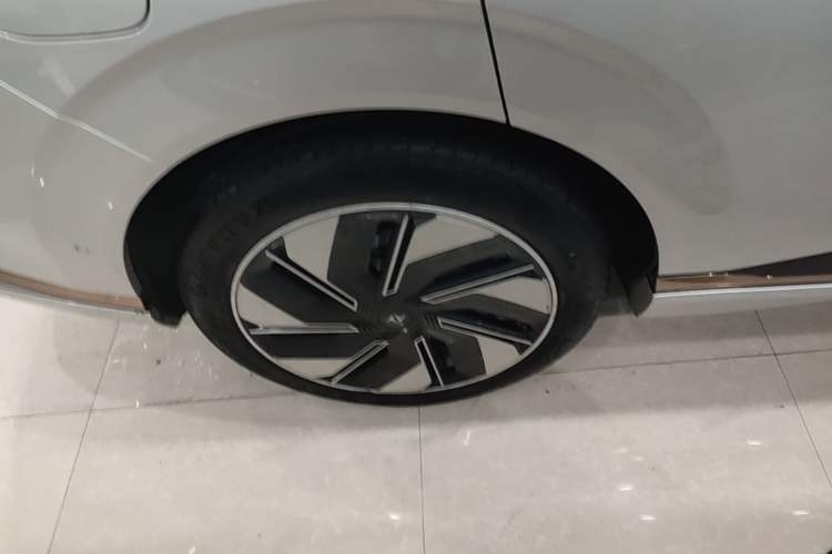 Used Dongfeng eπ eπ008 2024 210Max Range-Extended Version 6 Seats Right Rear Wheel Hub