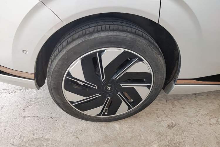 Used Dongfeng eπ eπ008 2024 210Max Range-Extended Version 6 Seats Right Rear Wheel Hub