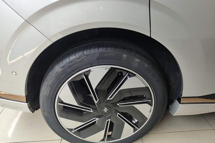 Used Dongfeng eπ eπ008 2024 210Max Range-Extended Version 6 Seats Right Rear Wheel Hub