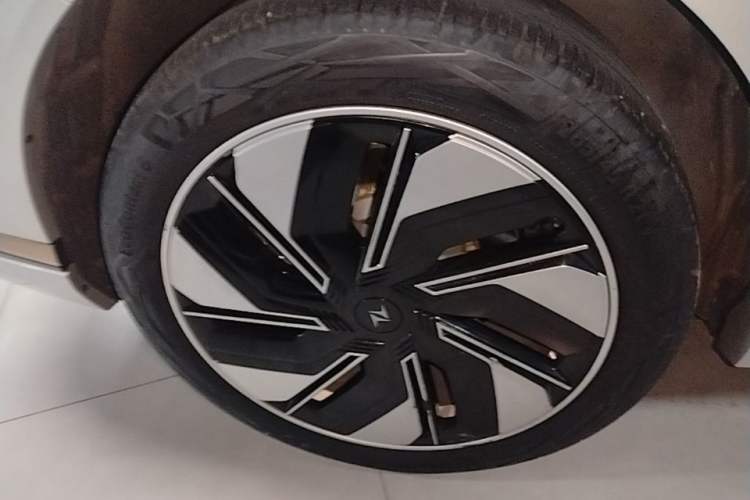 Used Dongfeng eπ eπ008 2024 210Max Range-Extended Version 6 Seats Right Rear Wheel Hub