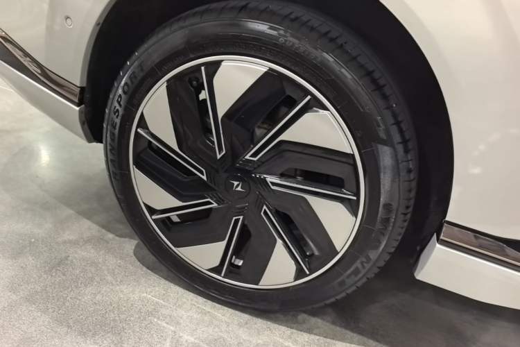 Used Dongfeng eπ eπ008 2024 210Max Range-Extended Version 6 Seats Right Rear Wheel Hub