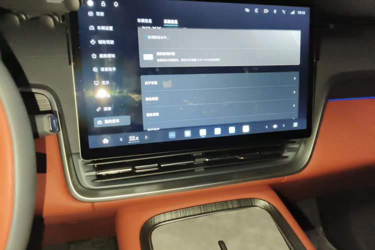 Used Dongfeng eπ eπ008 2024 210Max Range-Extended Version 6 Seats Audio And AC Panel