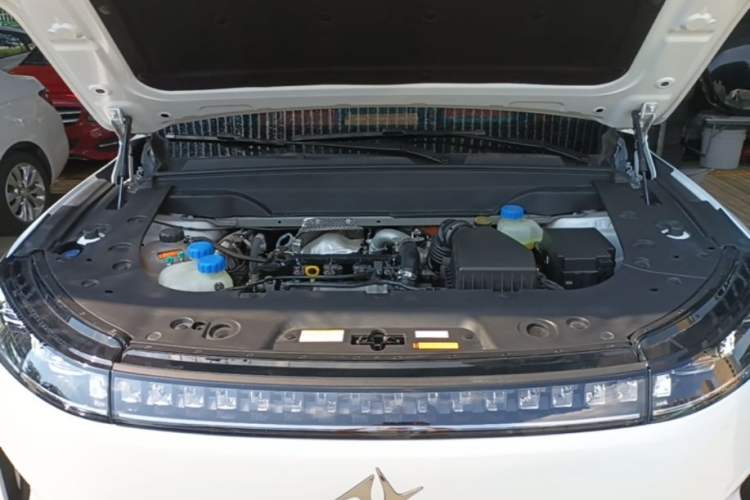 Used Dongfeng eπ eπ008 2024 210Max Range-Extended Version 6 Seats Engine Bay