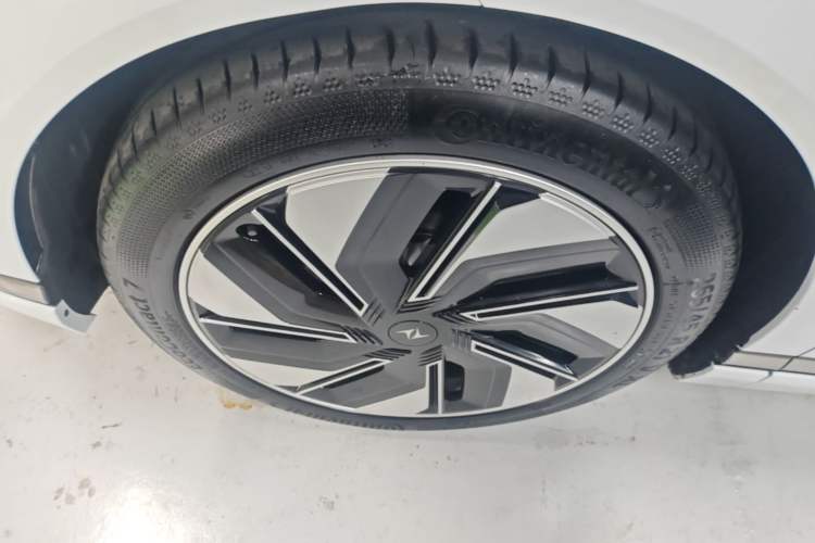 Used Dongfeng eπ eπ008 2024 210Max Range-Extended Version 6 Seats Exterior 4
