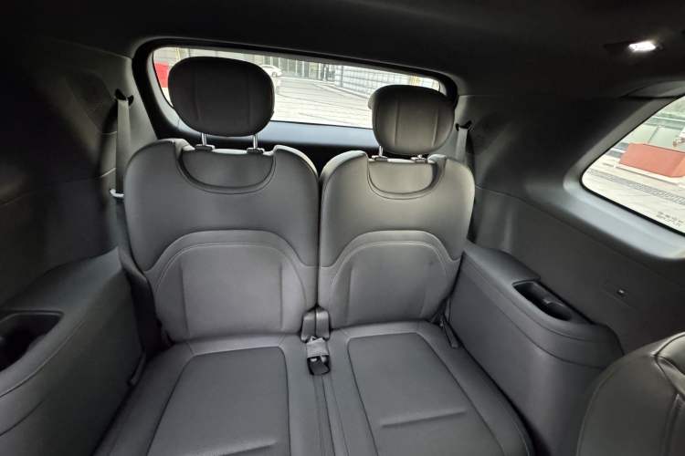 Used Dongfeng eπ eπ008 2024 210Max Range-Extended Version 6 Seats Interior 10