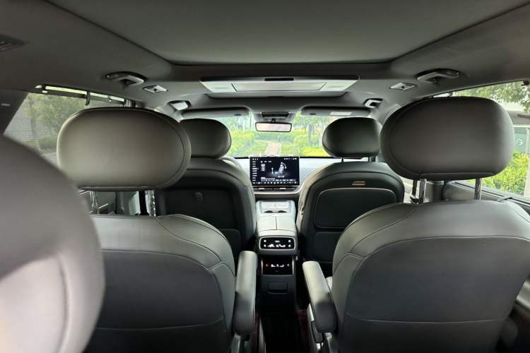 Used Dongfeng eπ eπ008 2024 210Max Range-Extended Version 6 Seats Interior 11