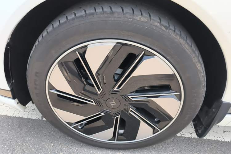 Used Dongfeng eπ eπ008 2024 636Max All-Electric Version 6 Seats Left Front Wheel Hub