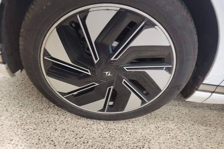 Used Dongfeng eπ eπ008 2024 210Max Range-Extended Version 6 Seats Left Front Wheel Hub
