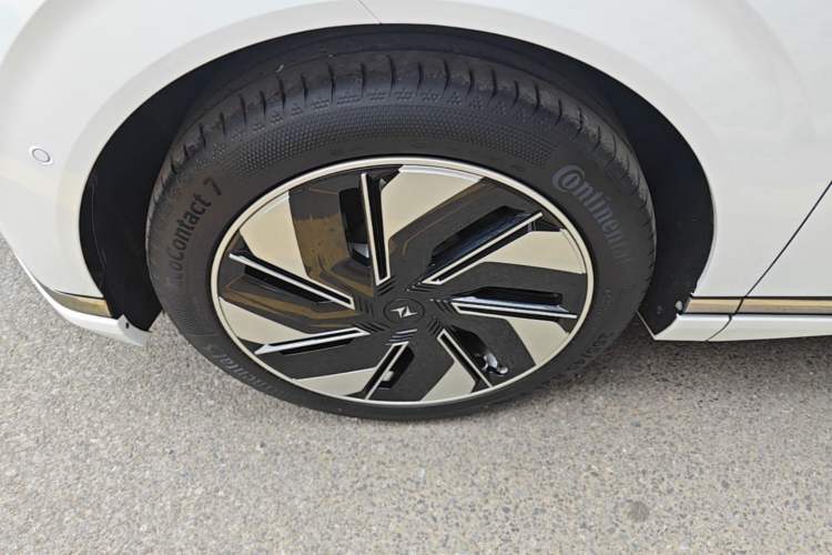 Used Dongfeng eπ eπ008 2024 636Max All-Electric Version 6 Seats Left Front Wheel Hub