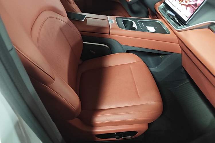 Used Dongfeng eπ eπ008 2024 636Max All-Electric Version 6 Seats Right Front Seat