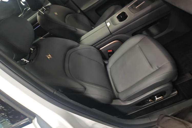 Used Dongfeng eπ eπ008 2024 210Max Range-Extended Version 6 Seats Right Front Seat