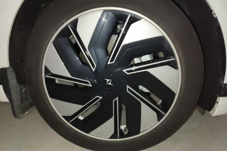 Used Dongfeng eπ eπ008 2024 210Max Range-Extended Version 6 Seats Right Front Wheel Hub