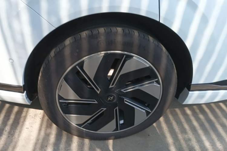 Used Dongfeng eπ eπ008 2024 210Max Range-Extended Version 6 Seats Right Rear Wheel Hub