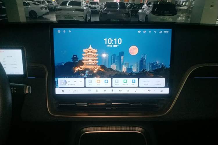 Used Dongfeng eπ eπ008 2024 210Max Range-Extended Version 6 Seats Audio And AC Panel