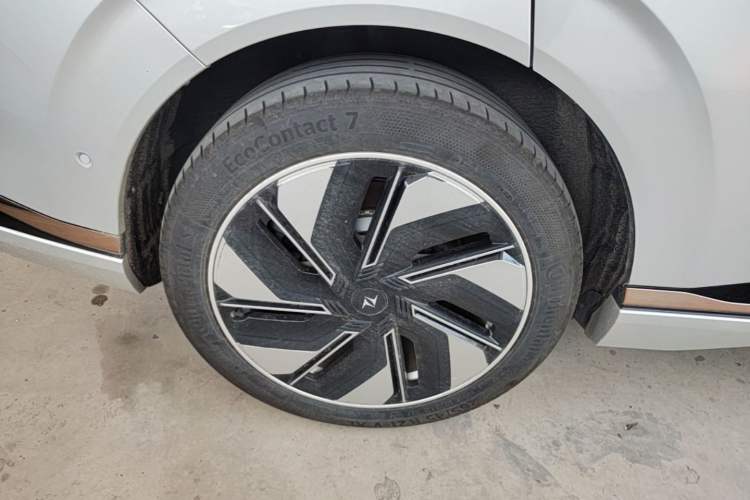 Used Dongfeng eπ eπ008 2024 210Max Range-Extended Version 6 Seats Exterior 5
