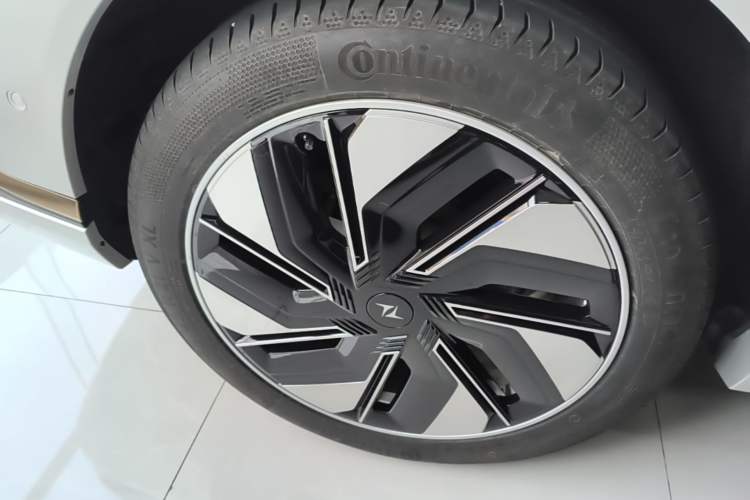 Used Dongfeng eπ eπ008 2024 210Max Range-Extended Version 6 Seats Exterior 5