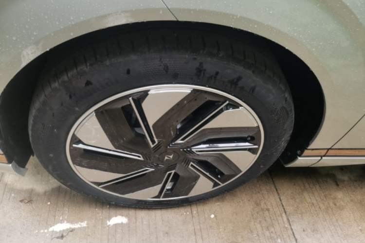 Used Dongfeng eπ eπ008 2024 636Max All-Electric Version 6 Seats Left Front Wheel Hub