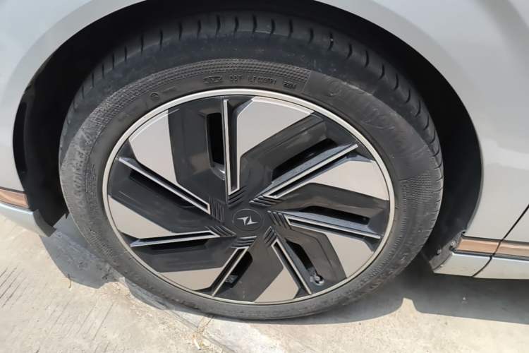 Used Dongfeng eπ eπ008 2024 210Max Range-Extended Version 6 Seats Left Front Wheel Hub