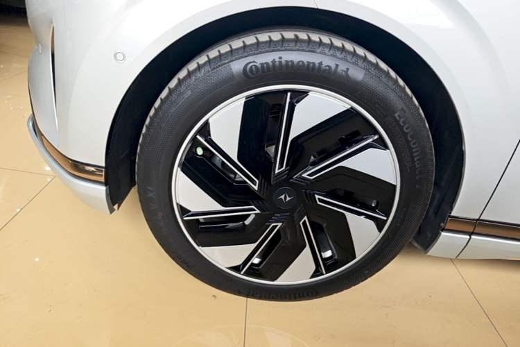 Used Dongfeng eπ eπ008 2024 210Max Range-Extended Version 6 Seats Left Front Wheel Hub