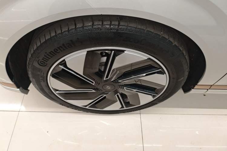Used Dongfeng eπ eπ008 2024 210Max Range-Extended Version 6 Seats Left Front Wheel Hub
