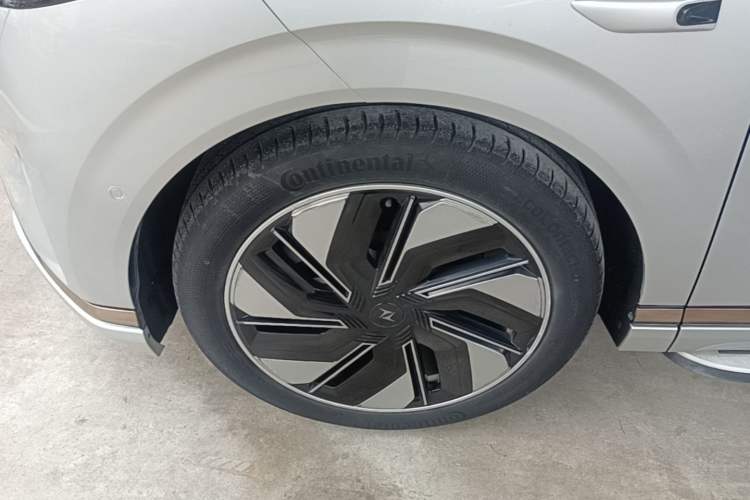 Used Dongfeng eπ eπ008 2024 210Max Range-Extended Version 6 Seats Left Front Wheel Hub