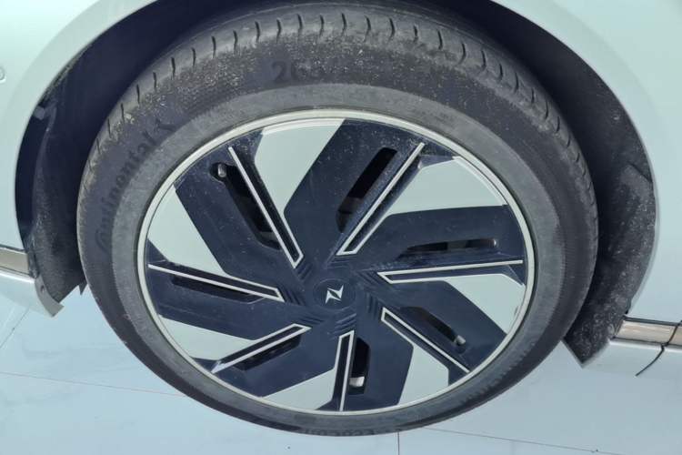 Used Dongfeng eπ eπ008 2024 210Max Range-Extended Version 6 Seats Left Front Wheel Hub