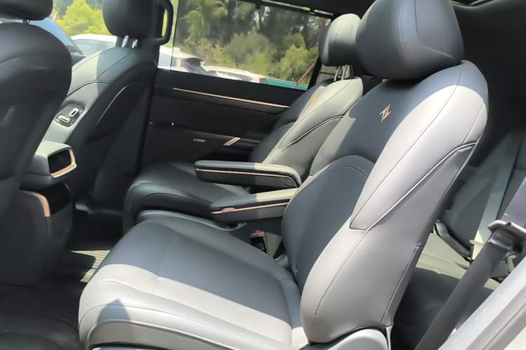 Used Dongfeng eπ eπ008 2024 210Max Range-Extended Version 6 Seats Left Rear Seat