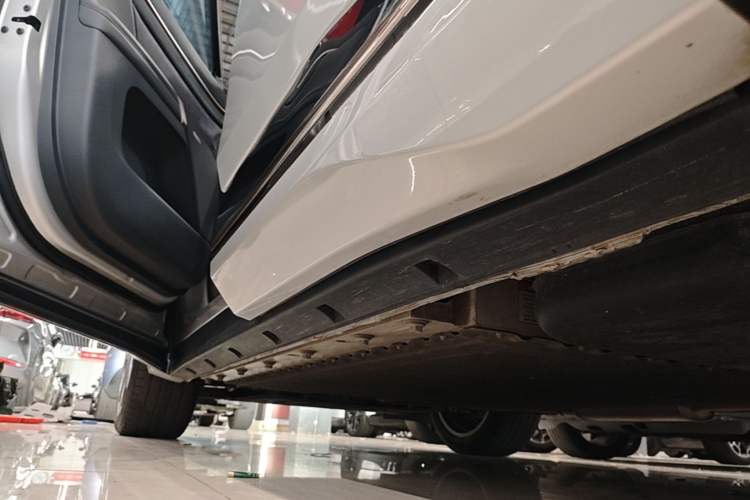Used Dongfeng eπ eπ008 2024 210Max Range-Extended Version 6 Seats Left Side Sill