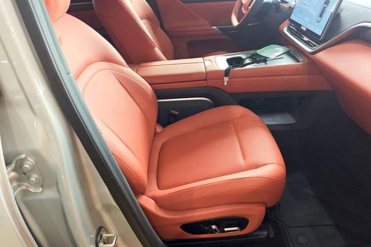 Used Dongfeng eπ eπ008 2024 210Max Range-Extended Version 6 Seats Right Front Seat