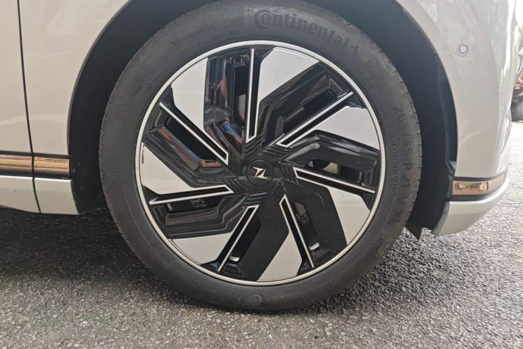 Used Dongfeng eπ eπ008 2024 210Max Range-Extended Version 6 Seats Right Front Wheel Hub