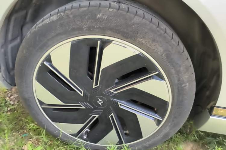 Used Dongfeng eπ eπ008 2024 210Max Range-Extended Version 6 Seats Right Rear Wheel Hub