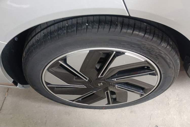 Used Dongfeng eπ eπ008 2024 210Max Range-Extended Version 6 Seats Right Rear Wheel Hub