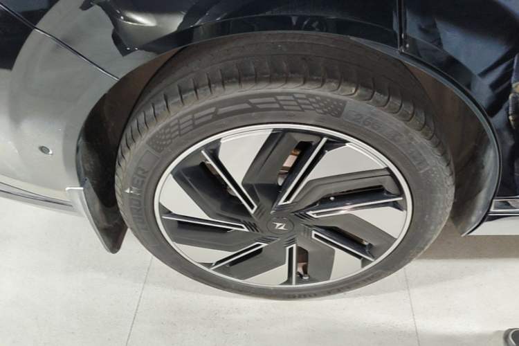 Used Dongfeng eπ eπ008 2025 636Ultra All-Electric Version 5 Seats Right Rear Wheel Hub