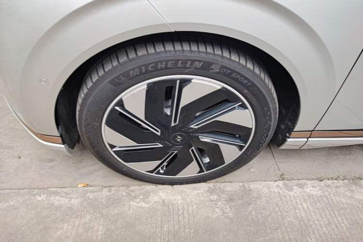 Used Dongfeng eπ eπ008 2025 210 Ultra Range-Extended Version 5 Seats Left Front Wheel Hub