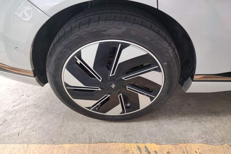 Used Dongfeng eπ eπ008 2025 210 Ultra Range-Extended Version 5 Seats Right Rear Wheel Hub