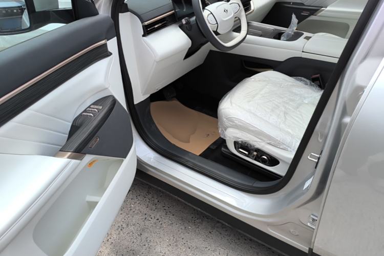 Used Dongfeng eπ eπ008 2025 210 Ultra LikeYi Edition 5-Seater Driver Seat